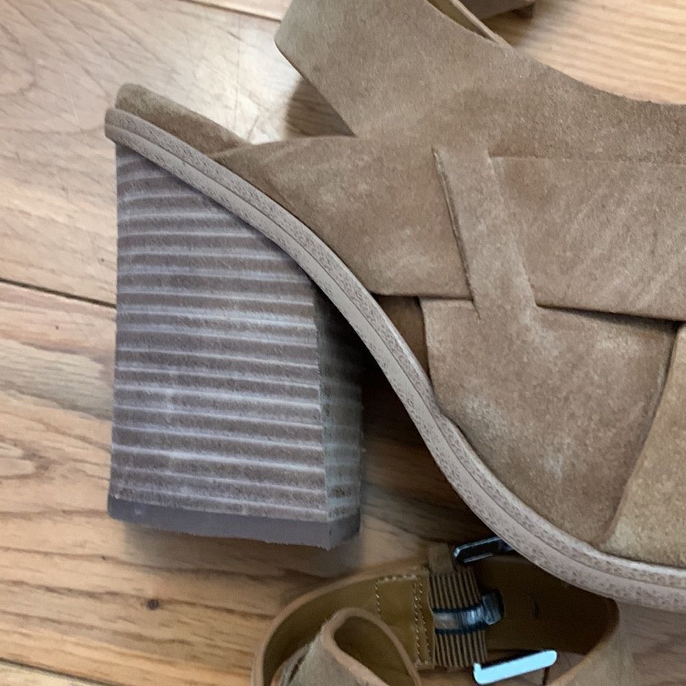 Marc Fisher GUC taupe ml Valen suede chunky block heeled sandals SZ 5.5 - Picture 4 of 8